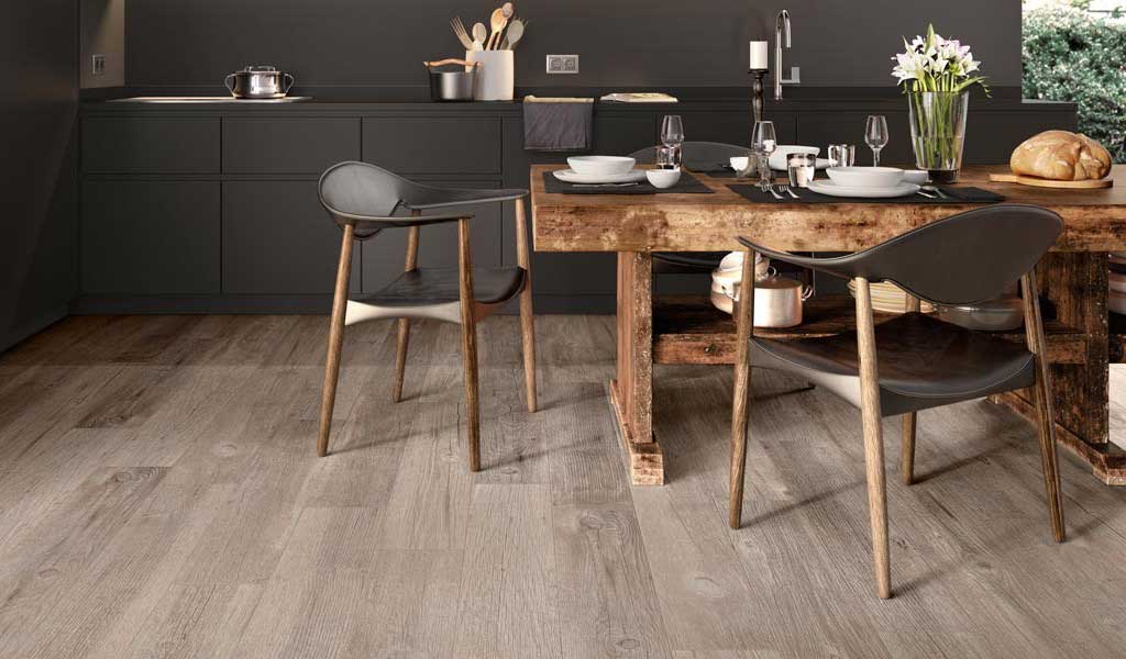 Pavimento stile parquet in ceramica color legno